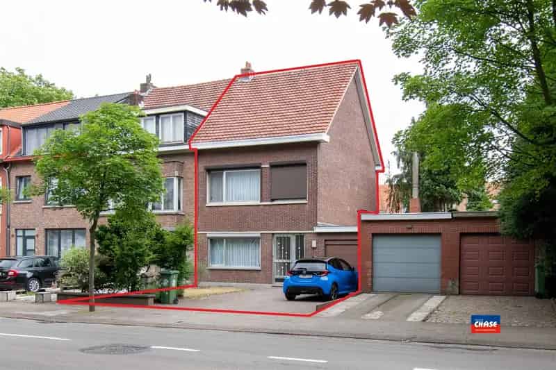 Woonhuis met garage en tuin