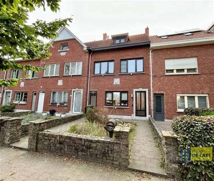 Te Koop: Goed Gelegen Rijwoning met Tuin en Zolder