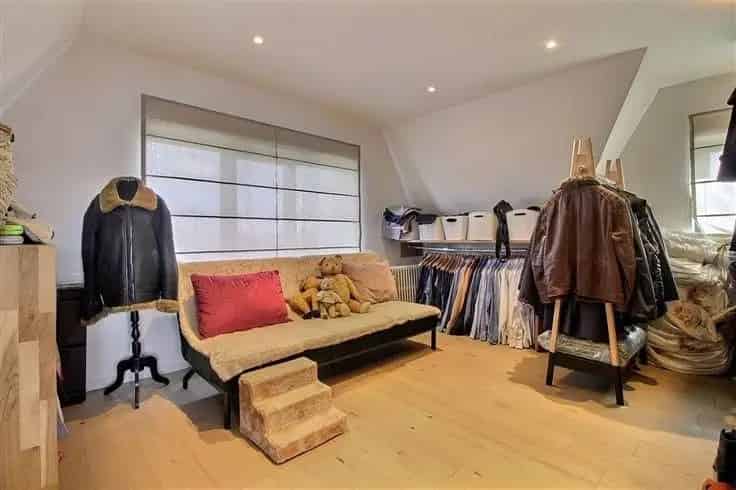 Huis Te Koop: Ruime Familiewoning met 2 Garages en Grote Tuin