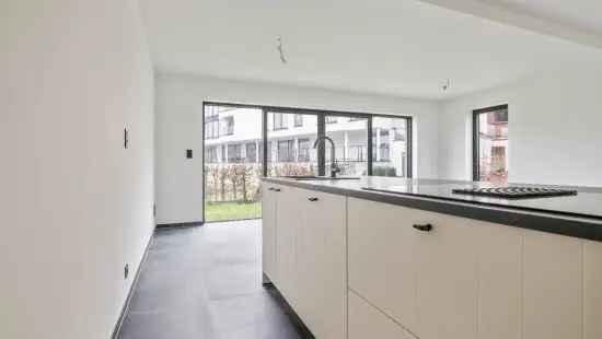 Nieuwbouwwoning te koop in Halle met uitzicht op kasteelvijver