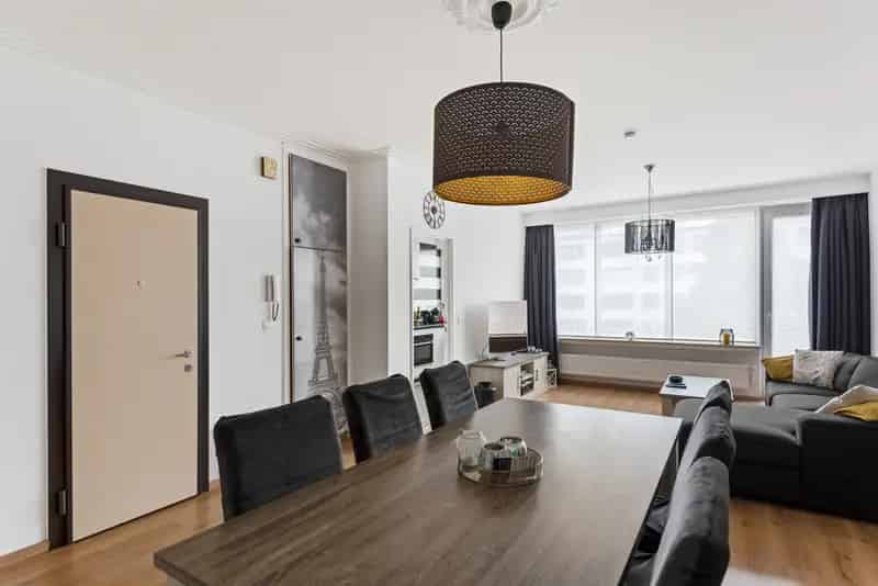Appartement te koop: Instapklaar met terras en nieuwe badkamer