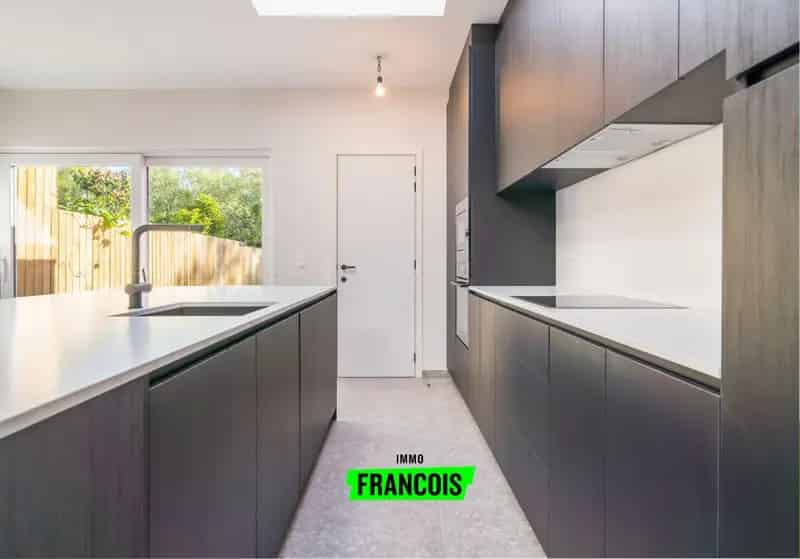 Gerenoveerde rijwoning met 4 slaapkamers in Roesbrugge