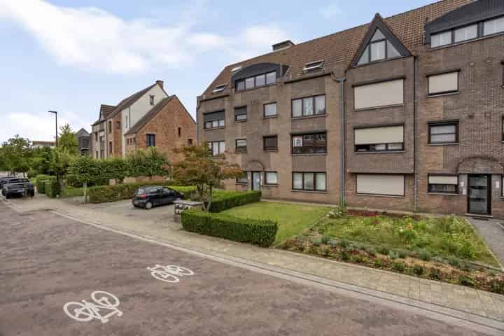 Appartement te koop Geel: Op te frissen met groot terras