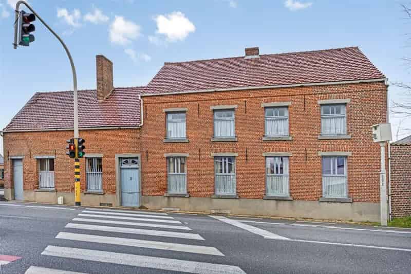 Ruime woning met karrehuis en binnenplein