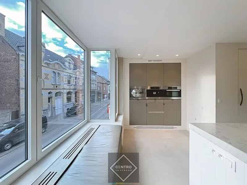 Winkel met Woonst 4 slaapkamers te koop