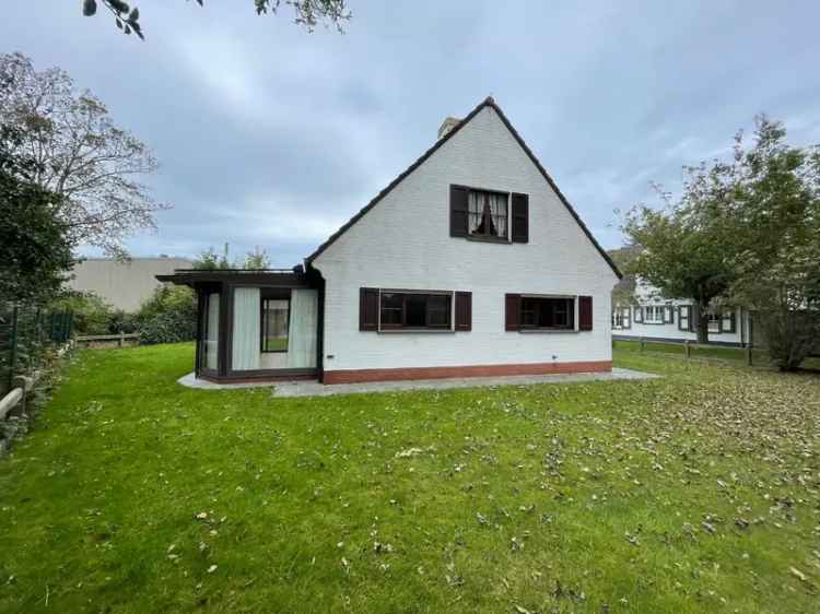 Ruime villa gelegen in het groen in een residentïele wijk. Met een tuin rondom, een garage en een tuinhuis. Om volledig tot rust te komen.