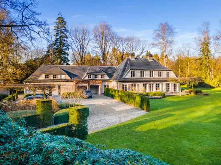 Villa Te Koop: Klassieke Franse Villa met Praktijkruimte en Grote Tuin