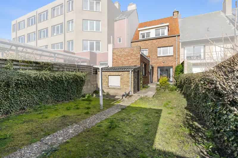 Grote woning vlakbij zee 5-7 slaapkamers tuin Oostende
