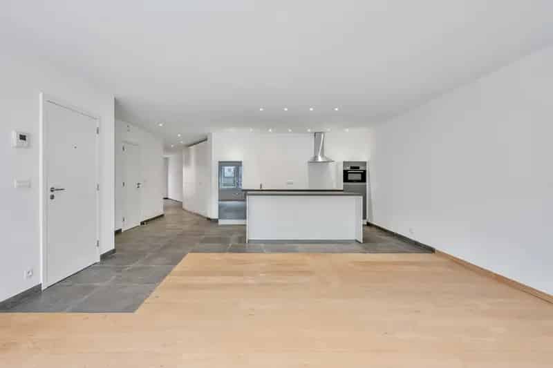 Lichtrijk gelijkvloers appartement met terras nabij station