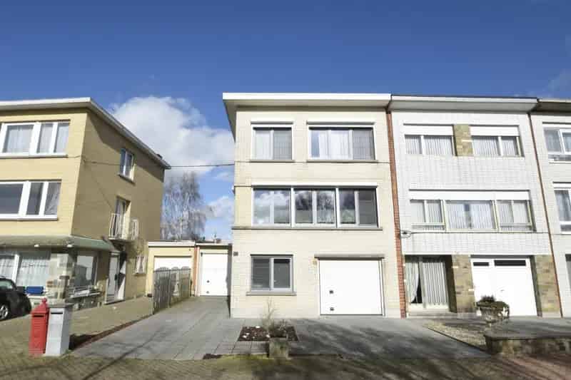 Ruime woning te koop in Zwijndrecht met 2 garages en zonnige tuin