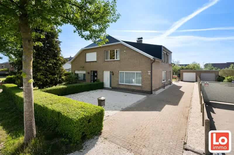 Instapklare halfopen woning met afzonderlijke garage op toplocatie in hartje Lochristi!