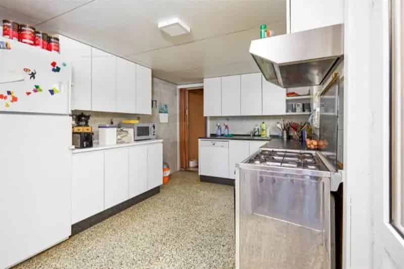 Multifunctionele Eigendom te Staden: Woning met 6 Slaapkamers & Handelsruimte