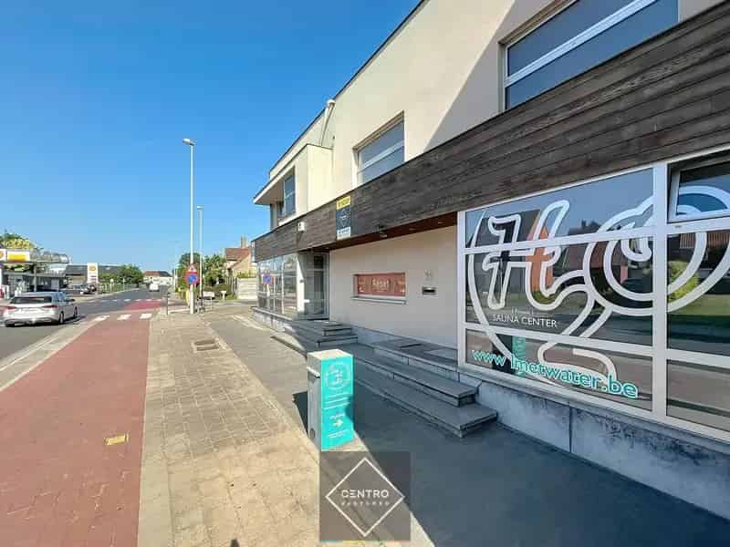 Instapklaar handelspand met wellness, appartement én verhuurde broodjeszaak – toplocatie in Sint-Eloois-Winkel (Ledegem).
