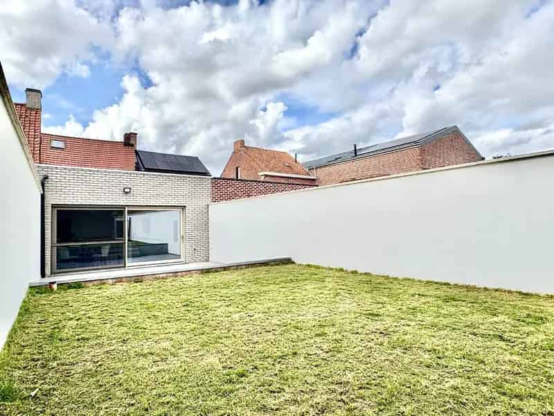 Compleet gerenoveerde woning met uitweg, 2 badks, ¾ slks en tuin.