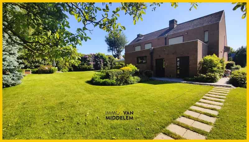 RUIME VILLA MET 4 KAMERS EN BUREAU IN EEN GROENE OMGEVING