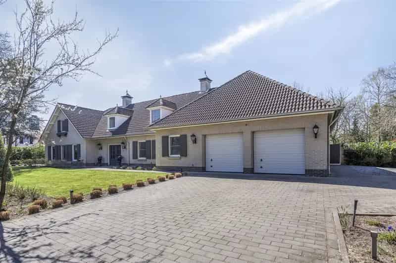 Residentieel gelegen villa 2500m²