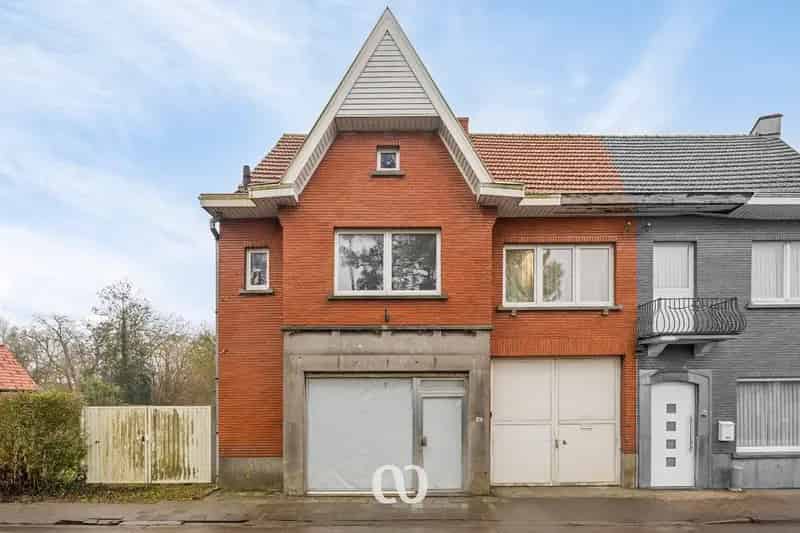 Gedeeltelijk gerenoveerde halfopen bebouwing met atelier