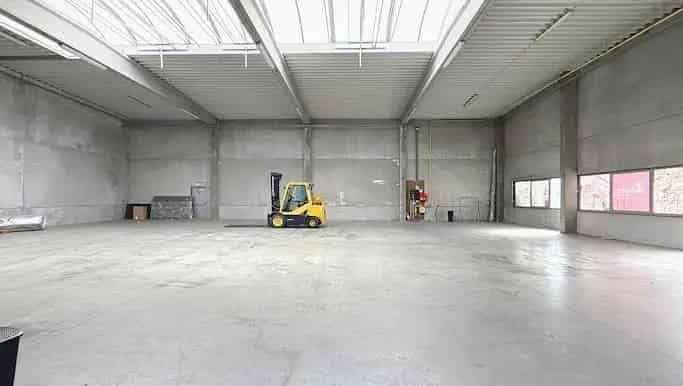 Magazijn met bureel te huur Kortrijk 804m²
