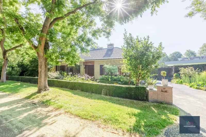 Rustig gelegen ruime bungalow met dubbele garage in Drongen