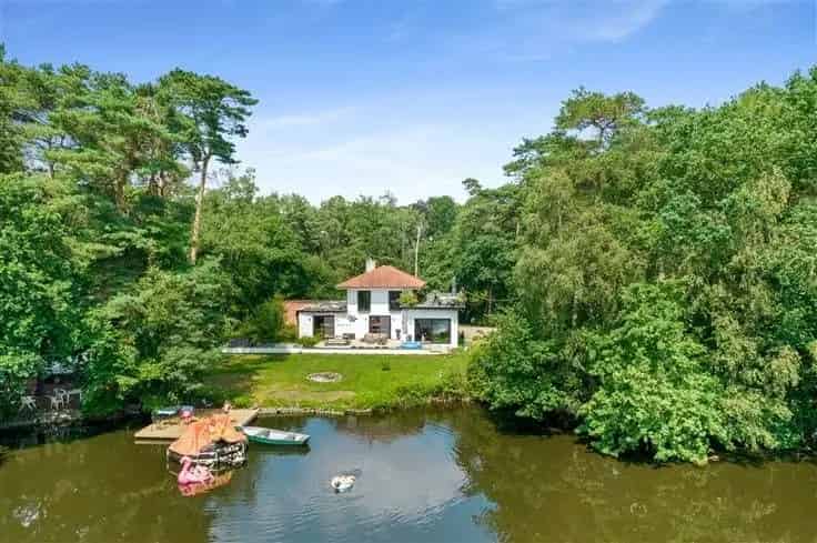 Huis Te Koop: Bosrijke Woning aan Vijver met 5 Slaapkamers