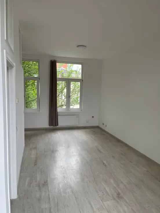 Studio te Koop  Vernieuwd Ruime Studio Nabij Openbaar Vervoer