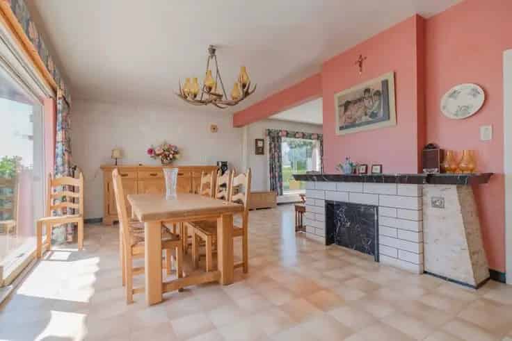 Villa te Koop: Ruime gezinswoning met tuin en kelder