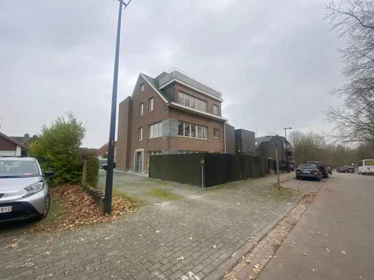 Prachtig gelijkvloersappartement met twee slaapkamers, tuin en garage