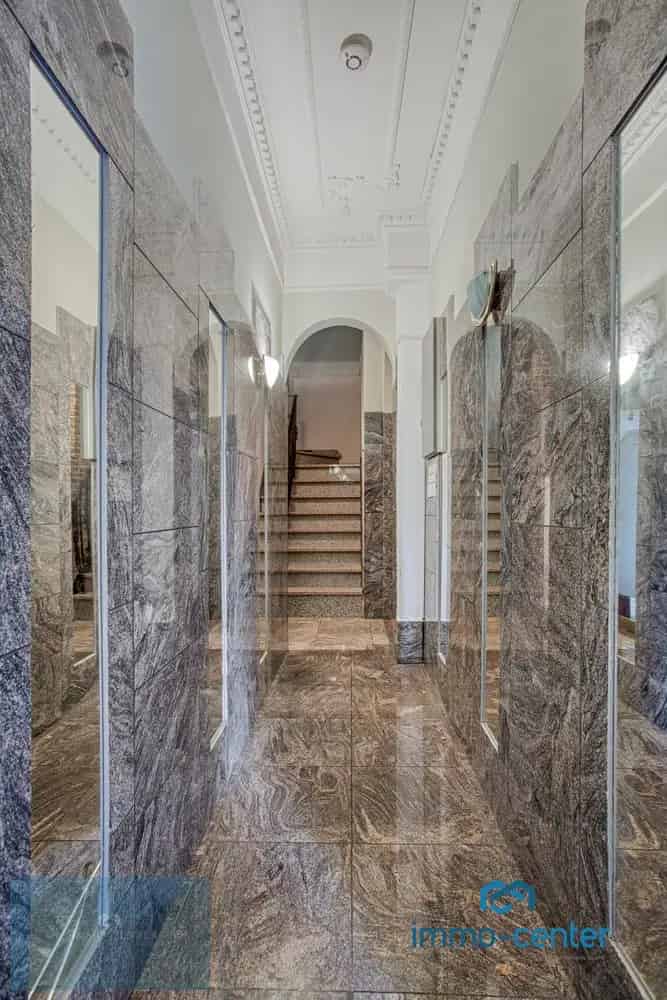 Gerenoveerd 2-slaapkamer appartement met terras te koop