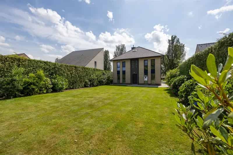 Moderne 3 Slaapkamers Huis 696m2 Tuin Garage