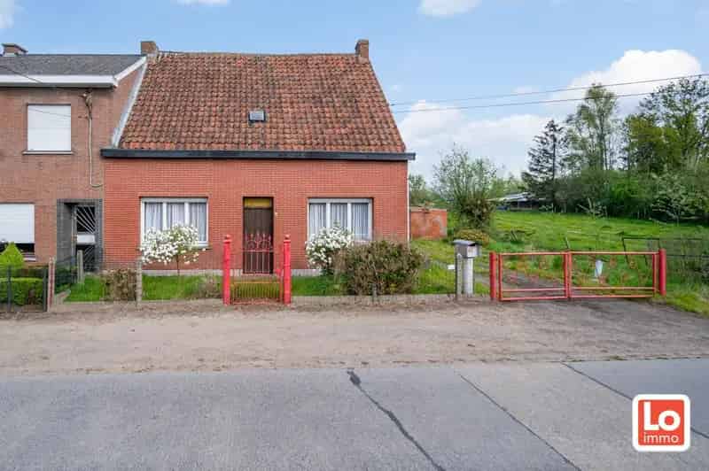 Halfopen woning met stallingen te Zeveneken