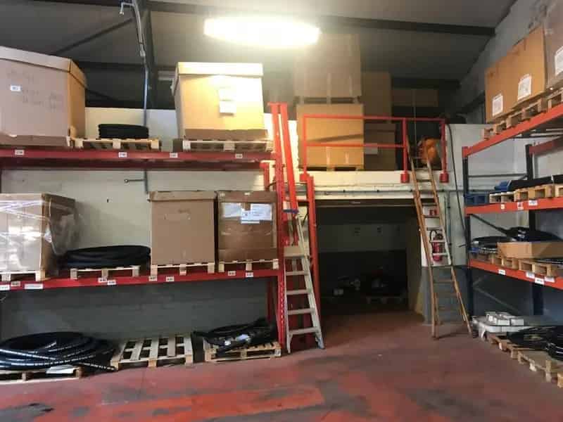 Bedrijfshal met Kantoor te Huur