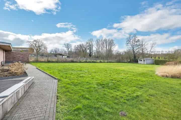 Ruime instapklare villa te Meerbeke met 6 slaapkamers en tuin
