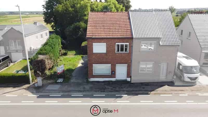 Te renoveren woning met zicht op uitgestrekte velden