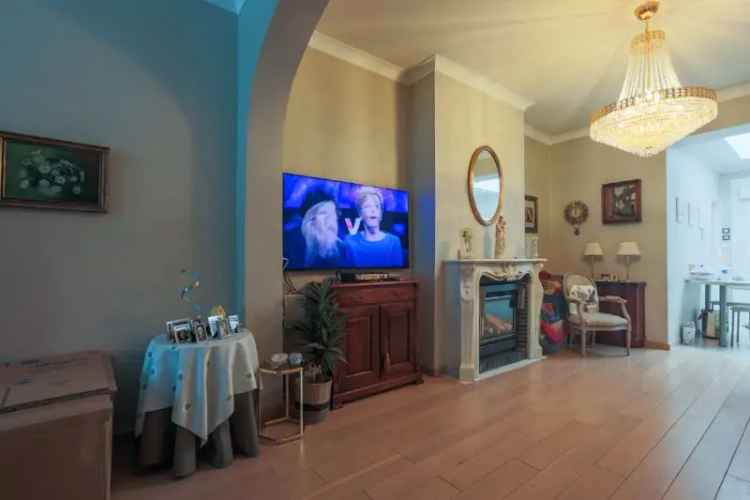 4 Slaapkamers Ruime Woning Centraal Gelegen Terras