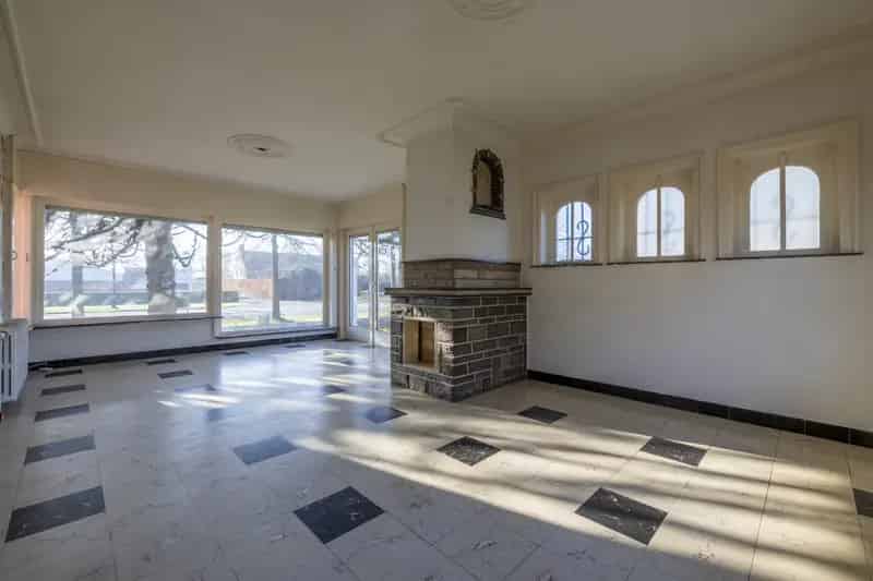 Te renoveren villa met 4 slaapkamers te Eeklo