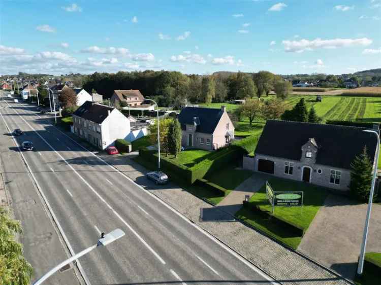 Terrein met villa voor gebruik als villa, bouwgrond voor woningbouw of baanwinkel