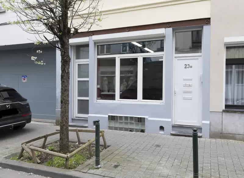 Woonhuis met Commerci"""""le Ruimte en 4 Appartementen Nabij Brussel
