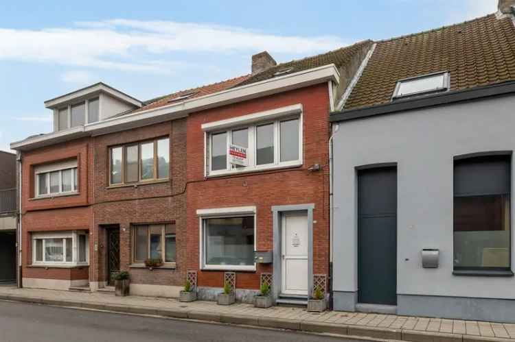 Gezinswoning te koop met ruime tuin en parkeermogelijkheid