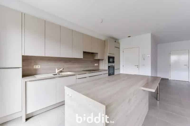 GELIJKVLOERS APPARTEMENT MET 2 SLAAPKAMERS & TUIN