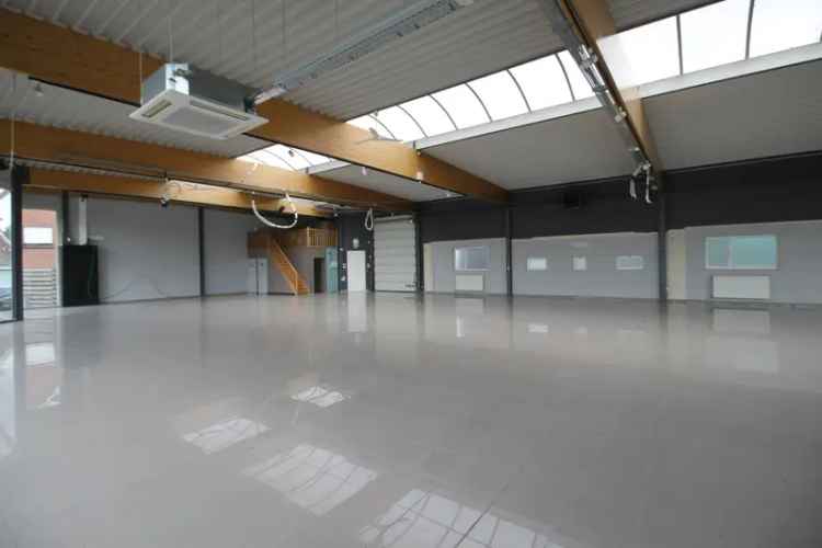 Showroom/kantoorruimte/winkelruimte van ca 642 m² met parking gelegen langs verbindingsweg Merksplas/Turnhout