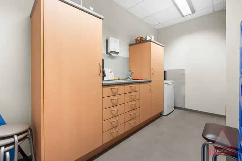 Beselare - Investeringspand met kantoorruimte en 2 verhuurde appartementen