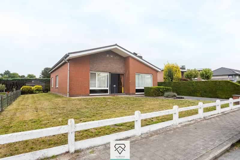 Stevige bungalow met 3 slaapkamers, tuin rondom en garage – centraal in Evergem