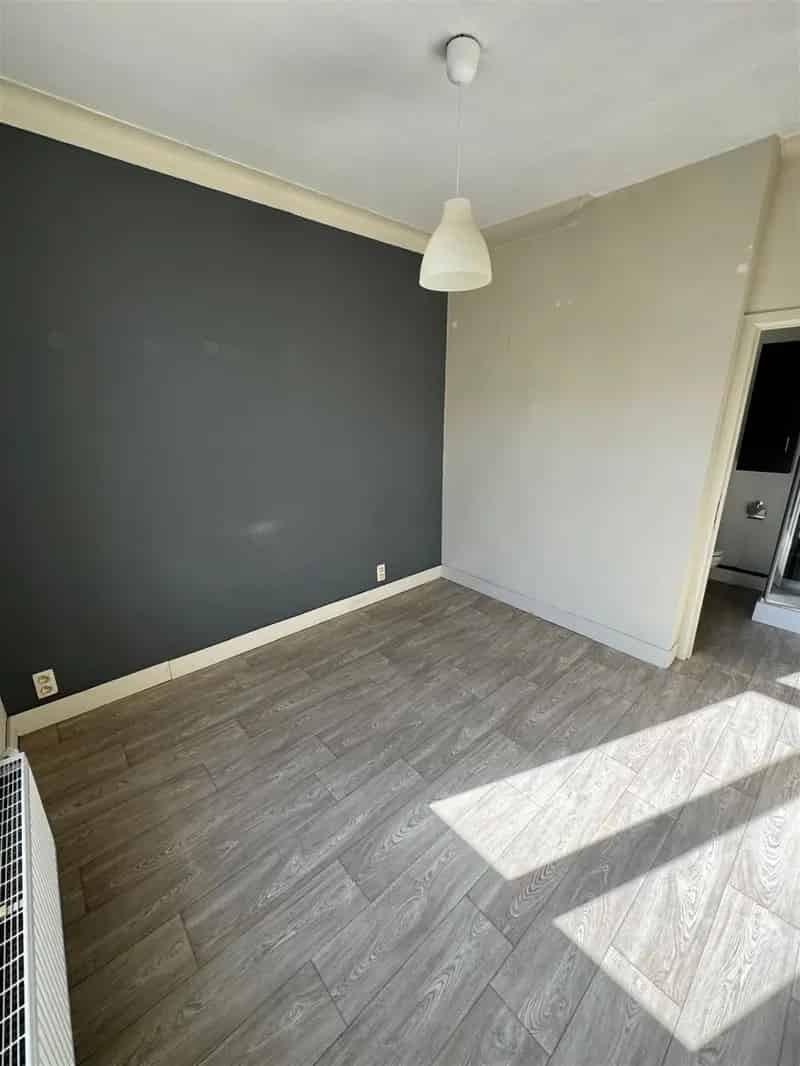 Opbrengsteigendom Berchem: Handelspand 55m² 3 Appartementen