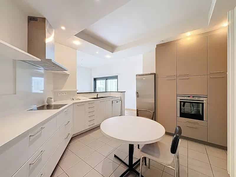 Huis te huur Sint-Martens-Latem: 4 slaapkamers, vergaderzaal, grote tuin