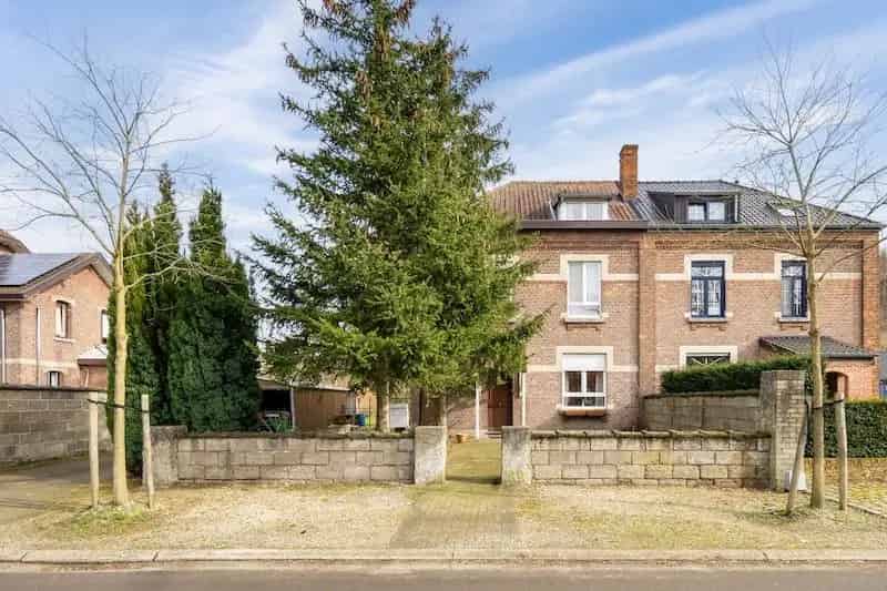 Statige renovatiewoning in charmante laan