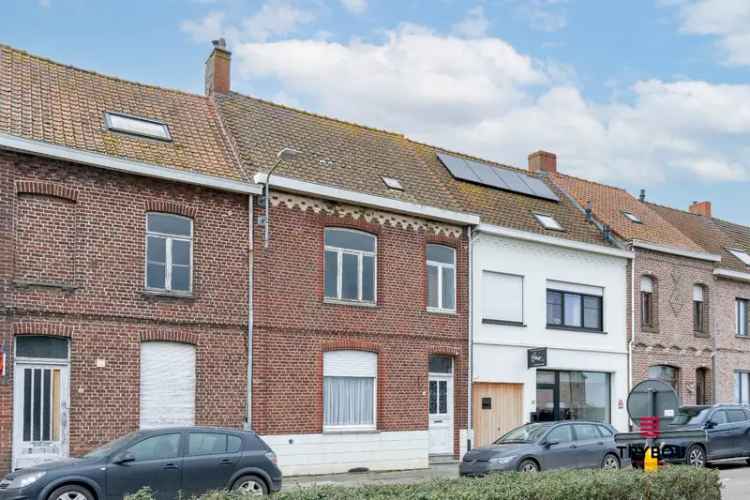 Te koop huis te renoveren in Nieuwkerke met veel mogelijkheden