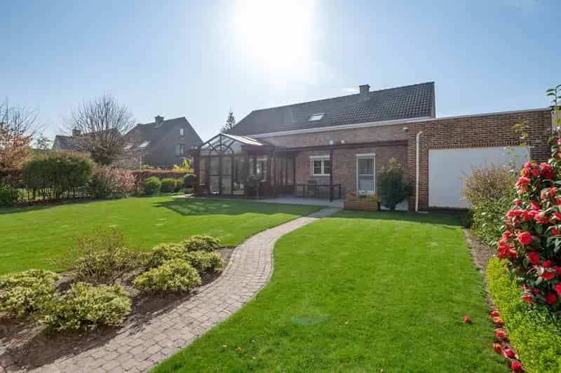 Villa met veranda in doodlopende straat