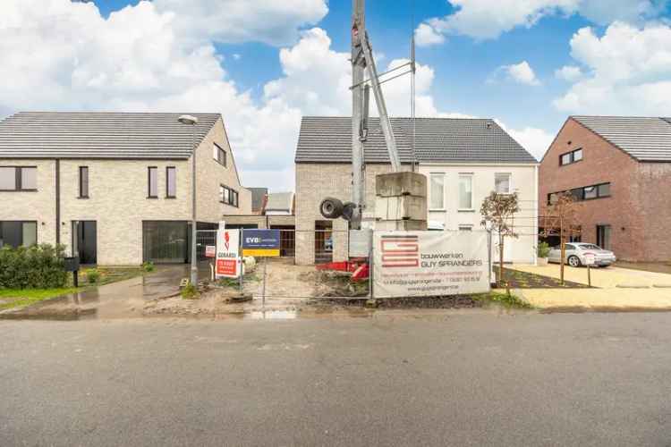 Hedendaagse nieuwbouwwoning kopen in Hoogstraten met tuin en zonnepanelen