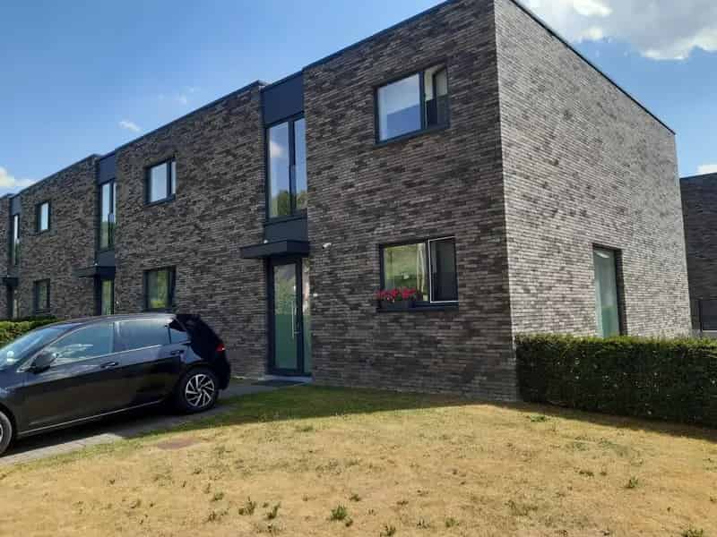 Halfopen woning 160m² met zonnepanelen