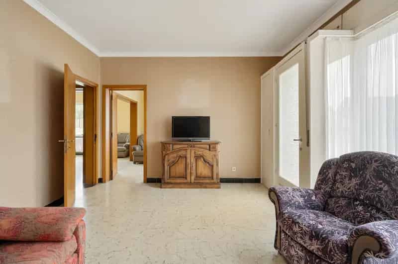 Grote Halfopen Woning met Weide te Koop